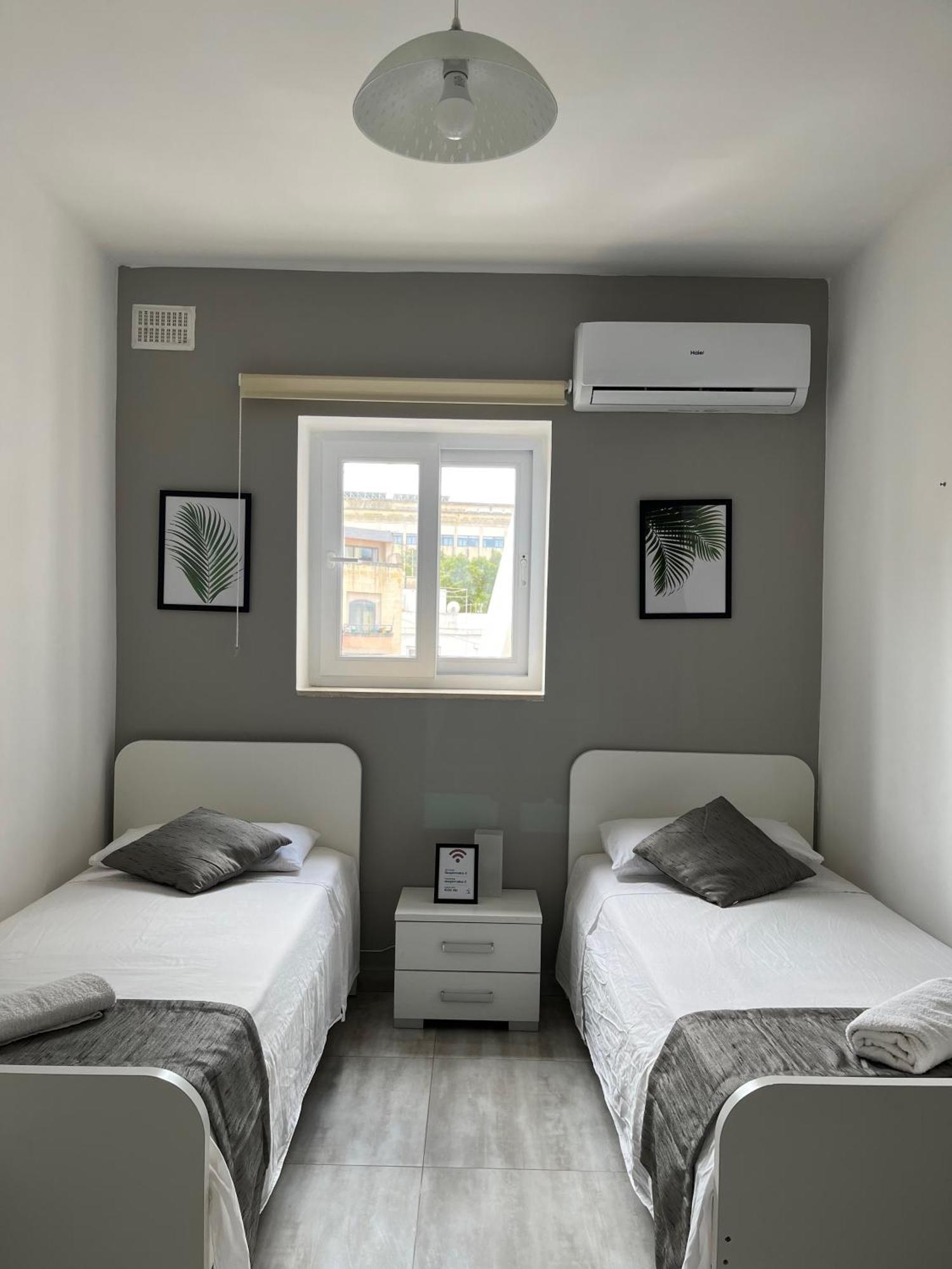 F3 Room 3, Private Room Two Single Beds Shared Bathroom Msida Extérieur photo